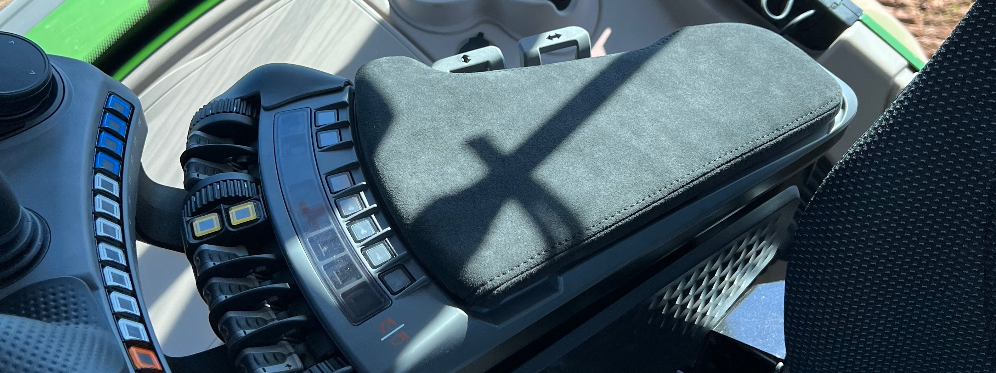 Entdecke die mühelose Installation der ReeKOV Traktor Armlehnen - dein Komfort steht im Fokus.