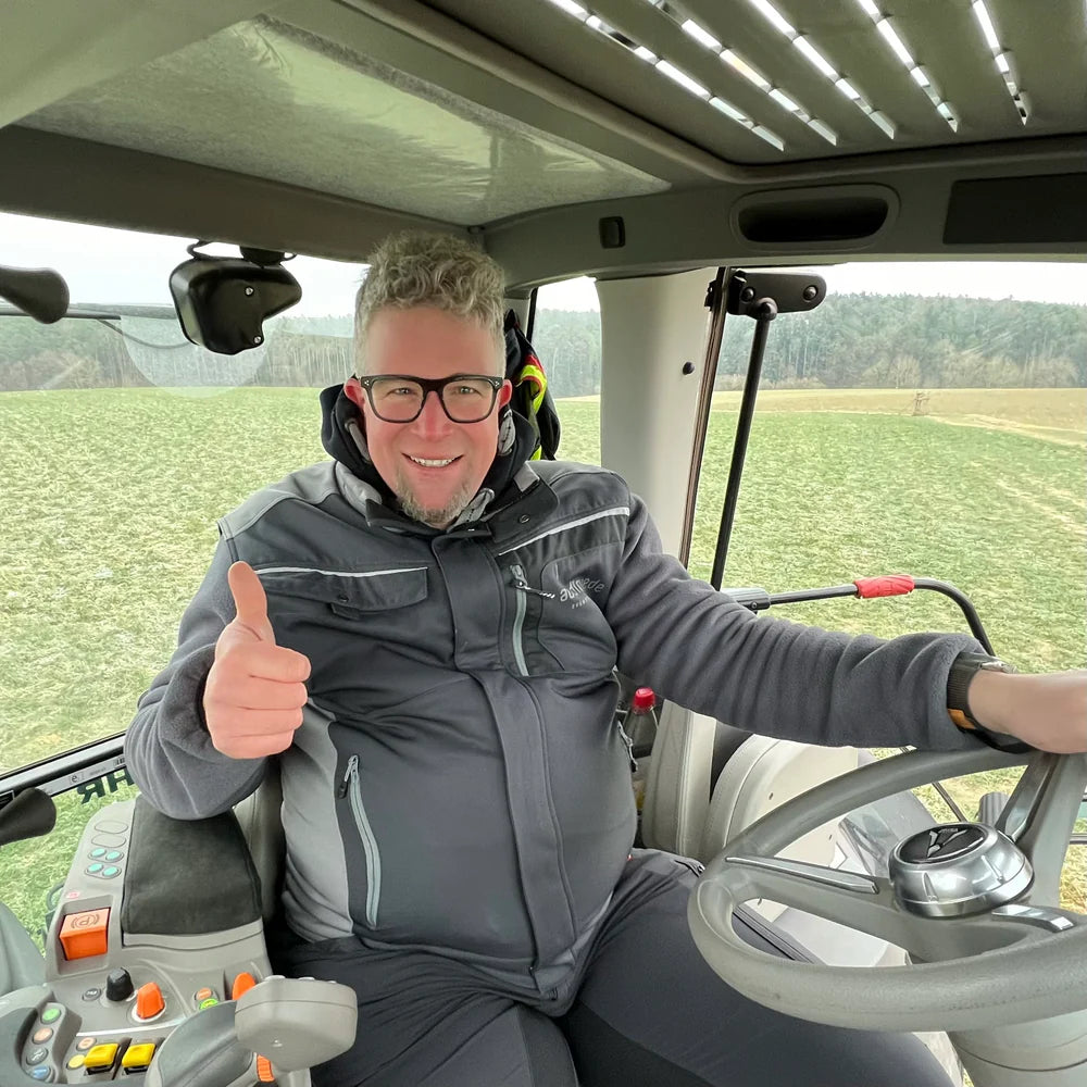 Mann mit alcantara Armlehnenpolster